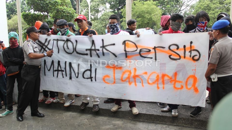 Aksi orasi The Jakmania menolak GBK sebagai tempat final Piala Presiden 2015 Copyright: © Herry Sadrina/INDOSPORT